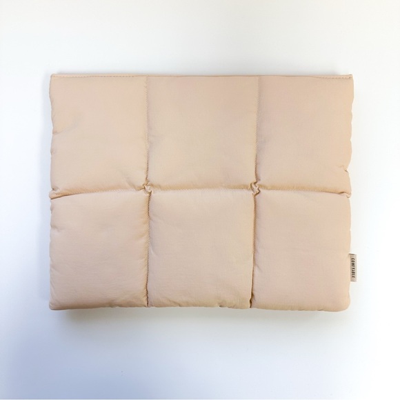 Comfyable Puffy Laptop Sleeve in Color Sand for 13 - 14 inch Mac Book - Picture 1 of 8